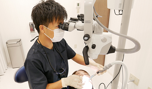 マイクロスコープを使用した精密治療